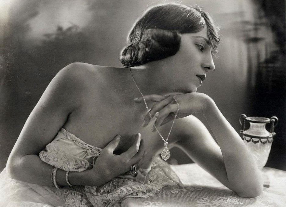 1920's Coco Chanel--the roaring wo's 30's